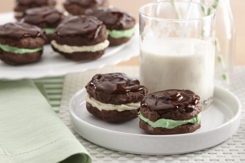 Whoopie Pies with White Chocolate Filling